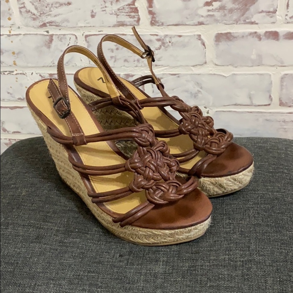 Knotted strap wedges